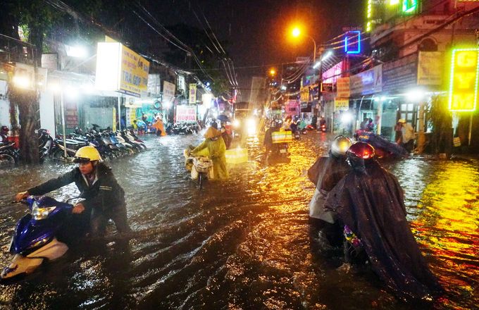 ホーチミンで豪雨、冠水相次ぎ交通機関マヒ