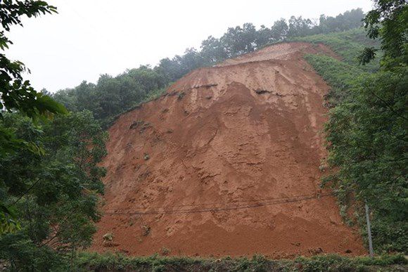 ベトナム北部Yen Bai省で土砂崩れにより岩がむき出しになった様子（VNAより）
