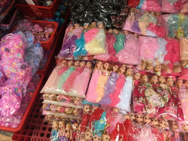 ビンタイ市場に売られている人形