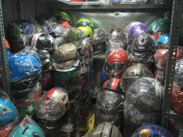 ビンタイ市場のヘルメット売り場