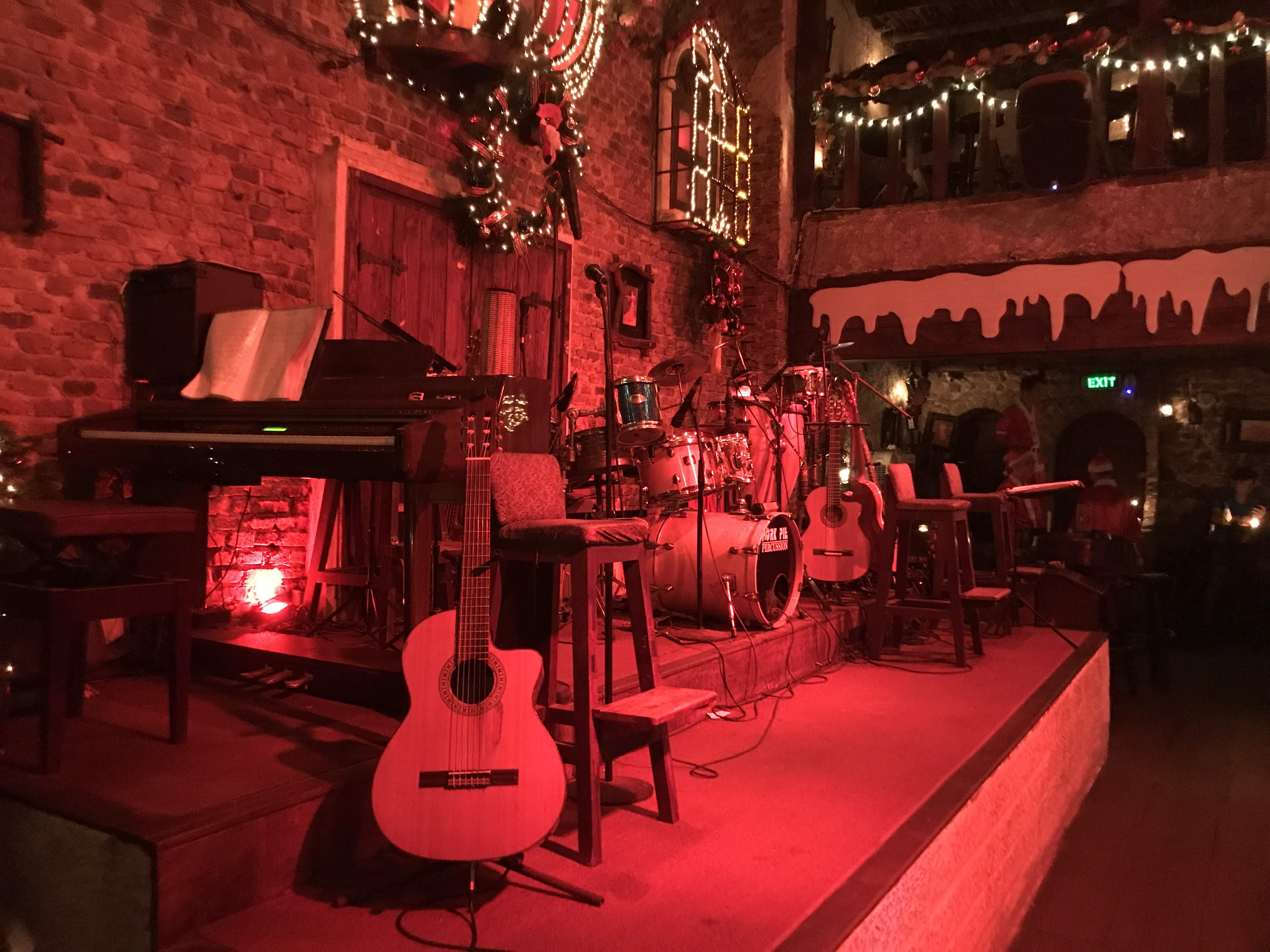 今夜、レタントン近くのバー【Carmen Bar】ではミュージックライブが開催!!,ベトナム,ホーチミン,レタントン,バー,音楽