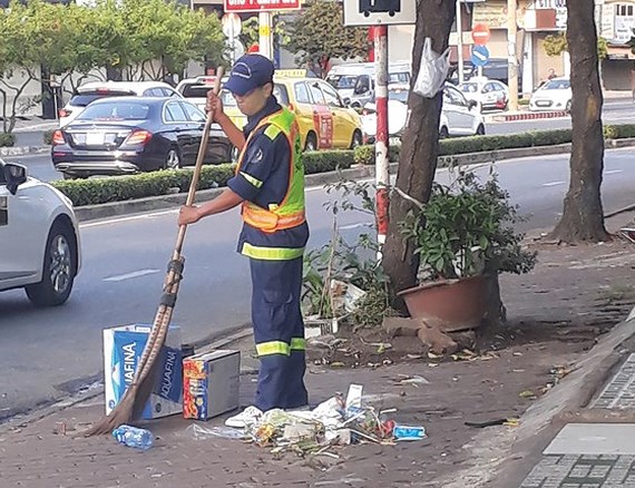 街の安全や景観維持のためにテト期間も働く人々