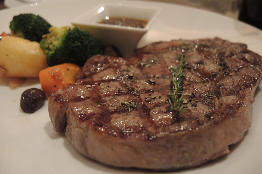 【Nossa Steak House】4人以上のご来店で赤ワインボトル1本無料!!ホーチミンのステーキレストラン
