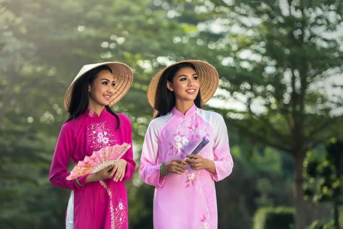 ベトナムの民族衣装「アオザイ」って⁉ 男性用もある？ 体験や撮影の値段も紹介｜ポステ